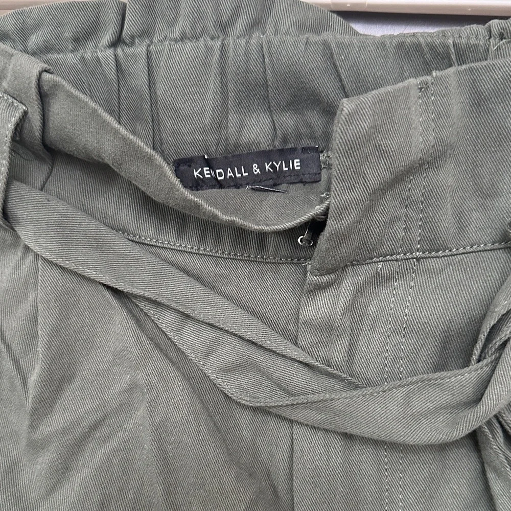 KENDALL & KYLIE Olive Green Paperbag Shorts Belted $47 SIZE SMALL Casual Frayed - Picture 4 of 6